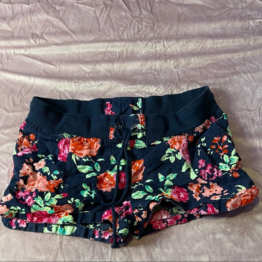 Derek Heart Floral Shorts L